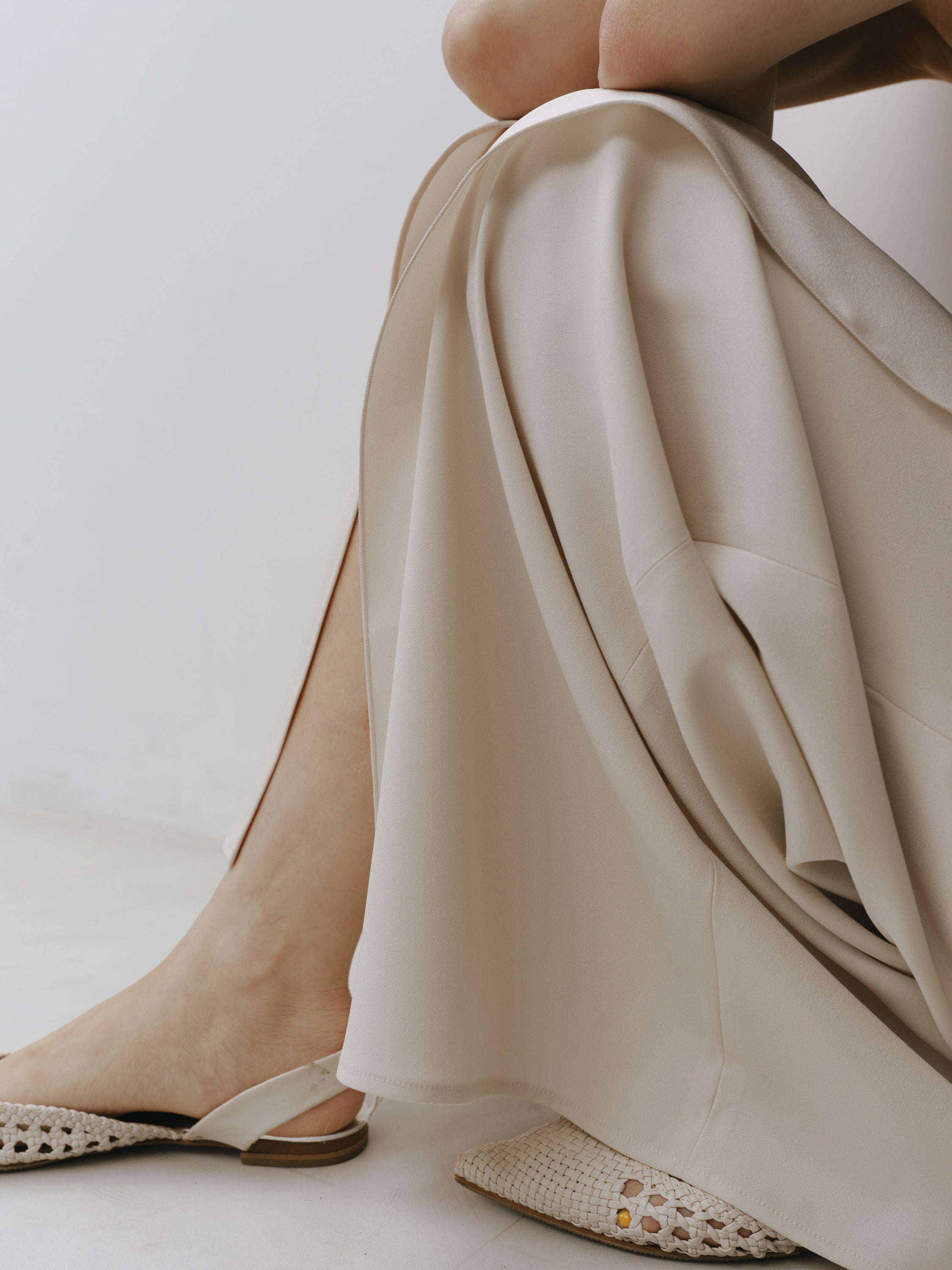 Triacetate Back Satin Skirt(Grayish Ivory)