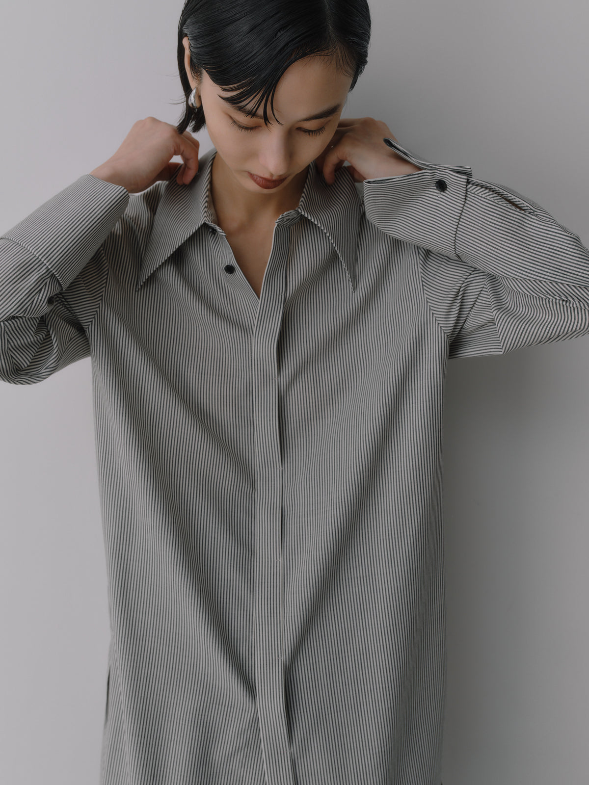 Silky Wool Dress Shirt［Black Stripe］