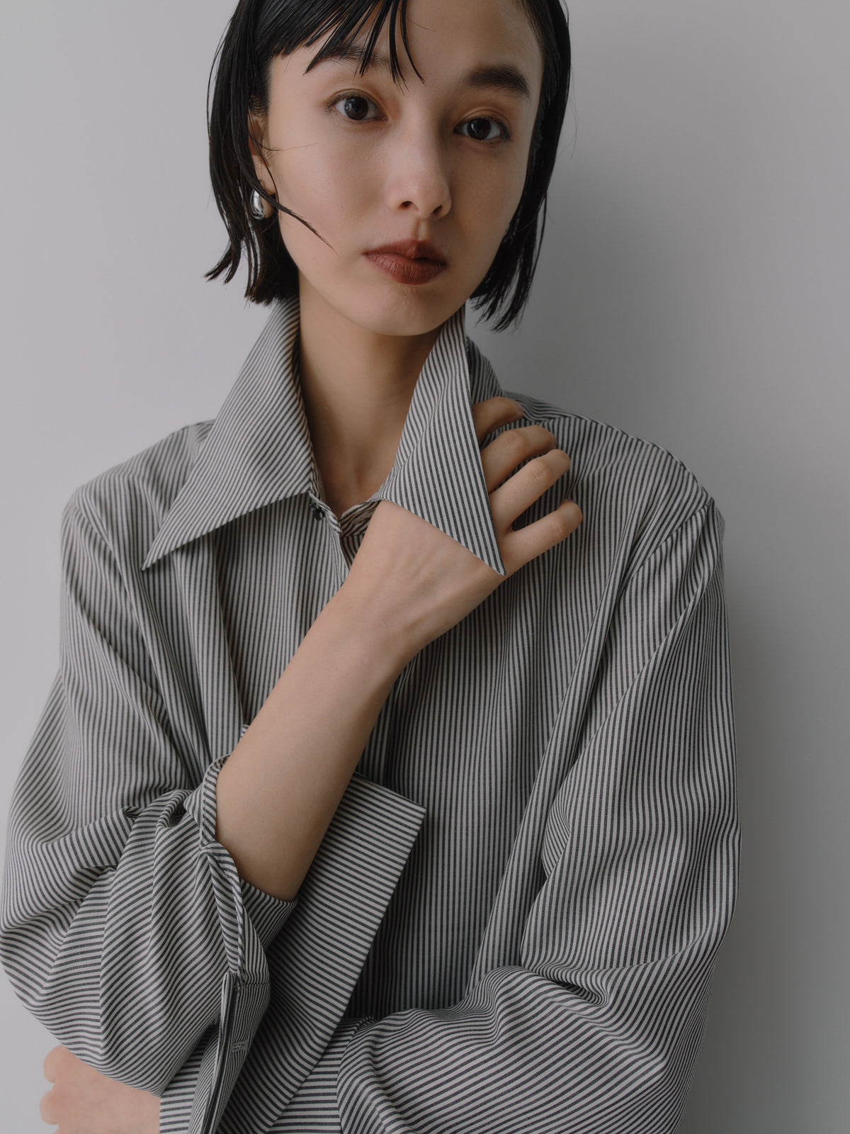 Silky Wool Dress Shirt［Black Stripe］